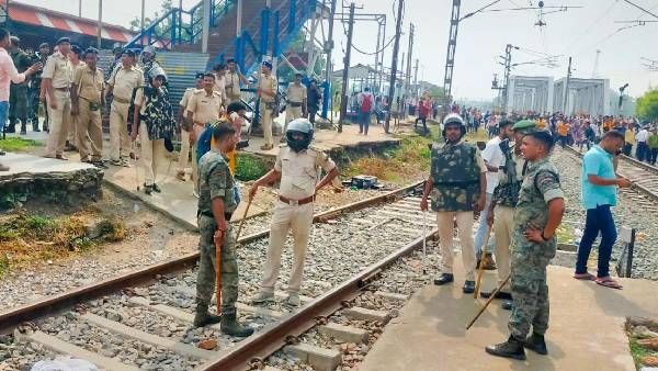 సికింద్రాబాద్‌ విధ్వంసం: సుమోటోగా స్వీకరించిన హెచ్ఆర్సీ; చట్టవిరుద్ధంగా కాల్పులు జరిపారన్న పౌరహక్కుల సంఘం!!