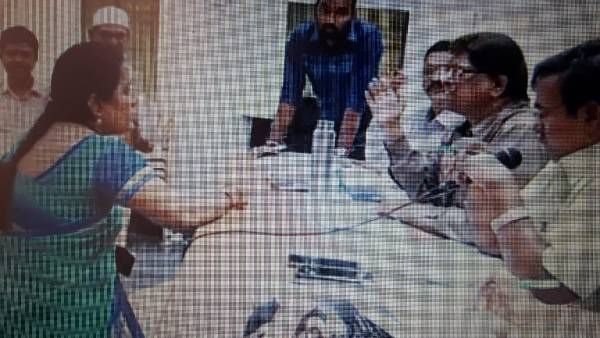 మహిళా ఉద్యోగిని కొట్ట‌డానికి చెయ్యెత్తిన అనంత‌పురం జిల్లా అధికారి విశ్వ‌మోహ‌న్‌రెడ్డి