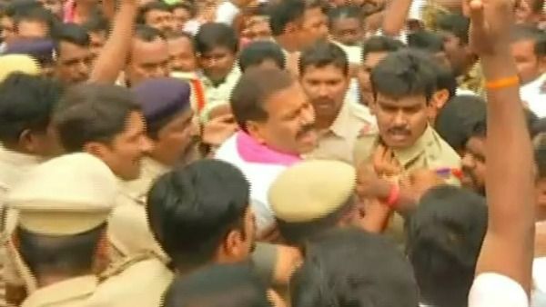 మాజీమంత్రి జూపల్లి ఇంటికి బయలుదేరిన టీఆర్ఎస్ ఎమ్మెల్యే బీరం హర్షవర్ధన్ అరెస్ట్.. కొల్లాపూర్లో ఉద్రిక్తత!!