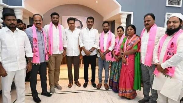 బీజేపీకి బిగ్ షాక్: టీఆర్ఎస్‌లో చేరిన నలుగురు కార్పొరేటర్లు, తాండూర్ బీజేపీ ప్లోర్ లీడర్ కూడా