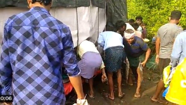 చేపల లారీ బోల్తా.. చేపలకోసం ఎగబడిన జనం వీడియో చూస్తే షాకవ్వటం ఖాయం!!