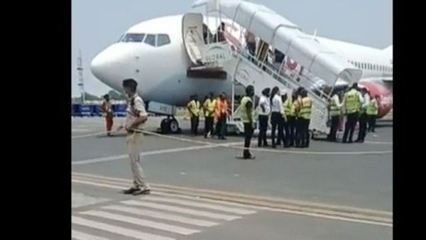 తప్పిన పెనుప్రమాదం: పక్షి డీకొనడంతో విమానంలో మంటలు, పాట్నాలో ల్యాండింగ్