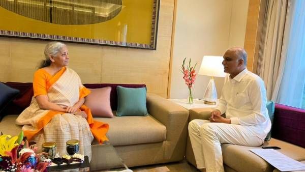 చండీగఢ్‌లో మంత్రి హరీష్ రావు: కేంద్రమంత్రి నిర్మలమ్మతో భేటీ: కీలక అంశాల ప్రస్తావన