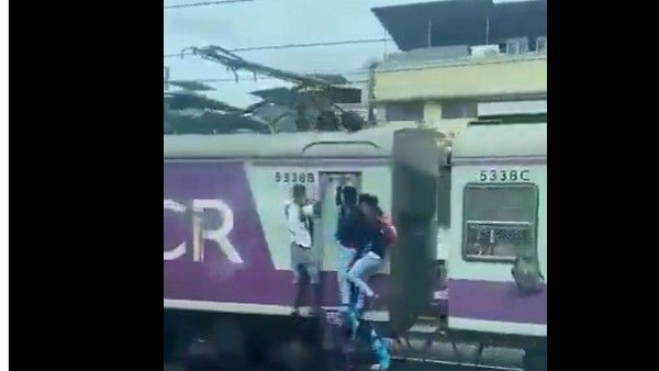 viral:వద్దురా అంటే వినకపోతివి..? ఇప్పుడు చూడు, రైలు నుంచి పడ్డ యువకుడు