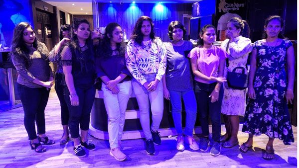 హైదరాబాద్ పబ్ లలో ఆగని అశ్లీలనృత్యాలు; క్లబ్ మస్తీ పబ్ పై దాడుల్లో 9మందిడ్యాన్సర్లు అరెస్ట్!!