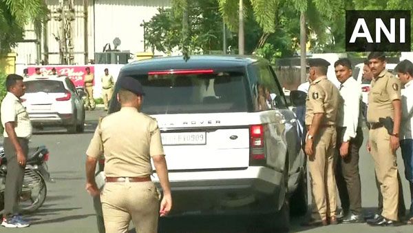 MLAs: సీఎం రాయభారం, రెబల్ ఎమ్మెల్యేల హోటల్ లోకి నో ఎంట్రీ, మాటల్లేవ్, మాట్లాడుకోవడాలు లేవు, సారీ!