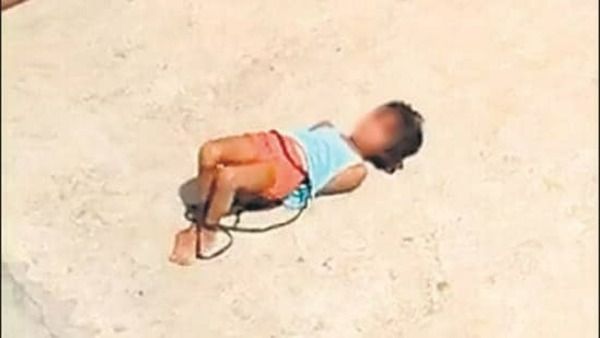 తల్లా పిశాచా... హోం వర్క్ చెయ్యలేదని ఐదేళ్ళ బాలికను ఏం చేసిందో చూడండి!