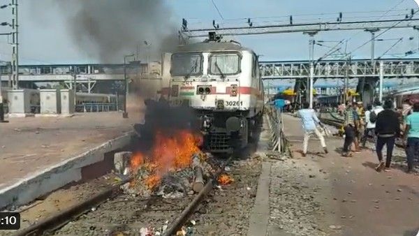 సికింద్రాబాద్ రైల్వే స్టేషన్ లో విధ్వసం - ఆగ్నిపథ్ ఆందోళనలు: రైళ్లకు నిప్పు -అదుపు తప్పిన పరిస్థితి..!!