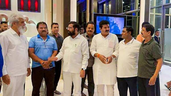 రెబల్ శివసేన ఎమ్మెల్యేల డ్యాన్సులు.. షిండే సీఎం అని తెలియడంతో ఆనందం