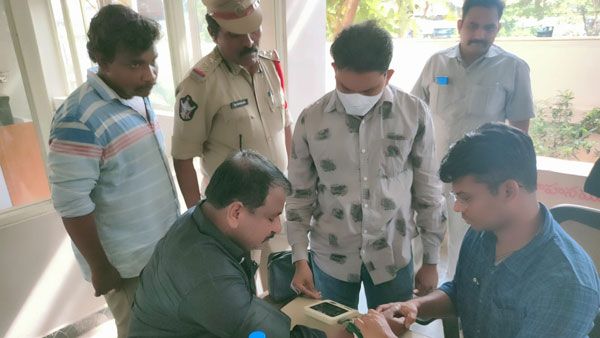 డాక్టర్ గా మారిన విజయవాడ ఏసీపీ- పీసీసీ ఛీఫ్ శైలజానాథ్ ప్రాణం కాపాడిన వైనం