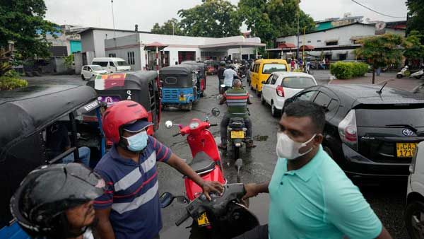 అక్కడ వాహనదారులకు బిగ్ షాక్: లిమిట్‌గా పెట్రోల్ అమ్మకాలు: నెలలో రూ.1,500 వరకే