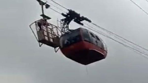 మధ్యలో నిలిచిన కేబుల్ కారు.. గాలిలోనే ఇద్దరు.. సహాయక చర్యలు