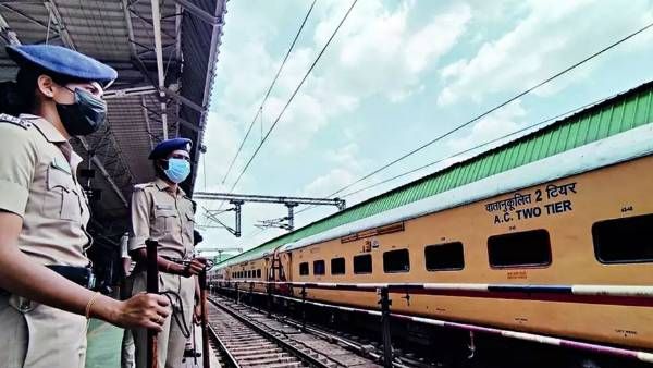 Aagnipath: అగ్నిపథ్ ఎఫెక్ట్, బెంగళూరులో హైఅలర్ట్, రైళ్లు రద్దు, కేఎస్ఆర్ టీసీ, ఆంధ్రా, తెలంగాణ !