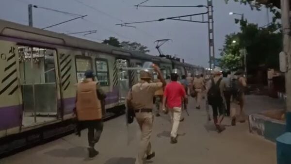 లోకల్ ట్రైన్ ధ్వంసం.. షాపులు, ఇళ్లలో చొరబడి లూటీ.. ఎక్కడ అంటే..?