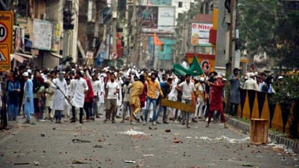 Violence: నపూర్ శర్మ ఎఫెక్ట్, ర్యాలీలో హింస, ఇద్దరి మృతి, పోలీసులకు తీవ్రగాయాలు, కాల్పులు, కర్ఫ్యూ !