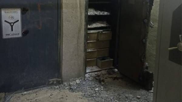 గ్రామీణ బ్యాంకులో భారీ దోపిడీ: సినీ ఫక్కీలో మంకీక్యాప్స్, గ్యాస్ కట్టర్లతో రూ. 3.5 కోట్ల చోరీ