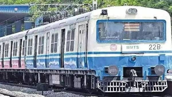హైటెక్ సిటీలో ఘోర ప్రమాదం: ఎంఎంటీఎస్ రైలు ఢీకొని ముగ్గురు మృతి