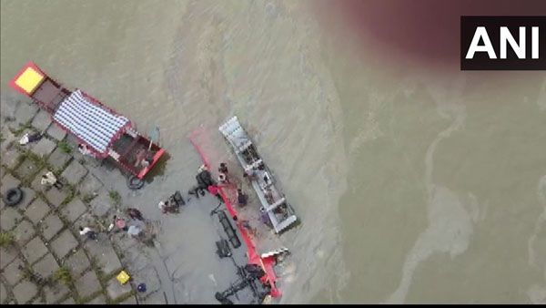 ఘోర ప్రమాదం: బ్రిడ్జిపైనుంచి నదిలో పడిన బస్సు, 13 మంది మృతి