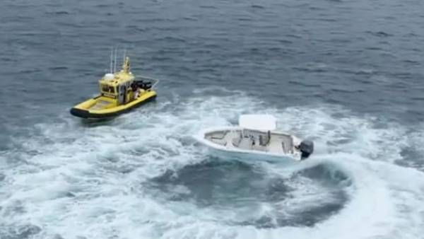 viral video:వామ్మో.. సముద్రంలో సుడి, బోట్ నుంచి పడిన ఇద్దరు,, అయినా సేఫ్