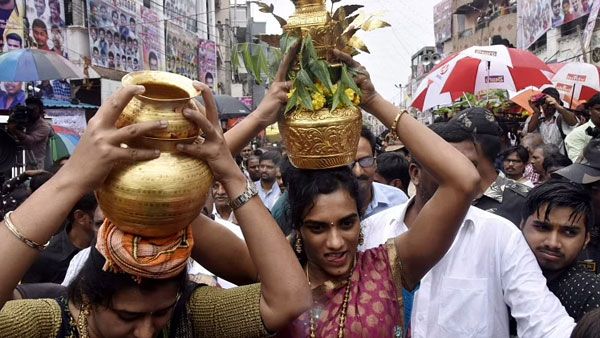 భాగ్యనగరంలో బోనాల జాతర - బోనమెత్తిన సింధు..!!