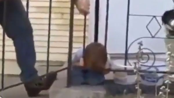 viral video:వామ్మో.. ఊచల్లో ఇరుక్కొని.. తీసేందుకు తండ్రి యత్నం, చివరికీ ఇలా బయటకు, వైరల్