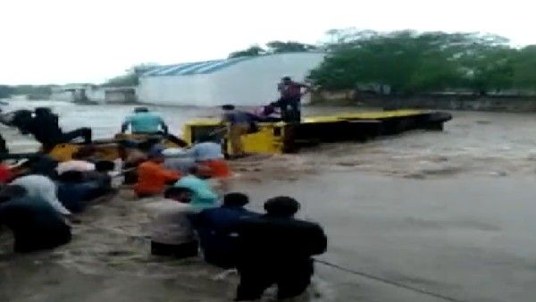 School Bus: వరదలో చిక్కుకున్న స్కూల్ బస్సు.. విద్యార్థులను కాపాడిన స్థానికులు..
