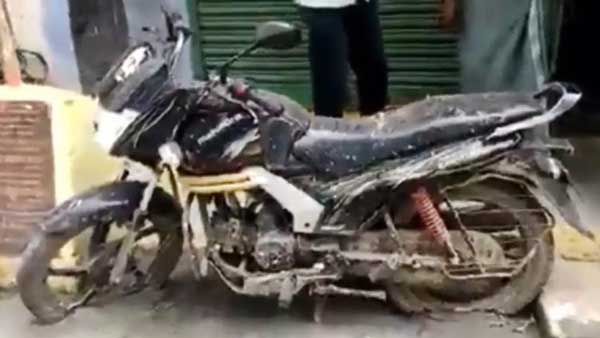 viral video:ఏందిది..? పార్క్ చేసిన బైక్ నుంచే సీసీ రోడ్డు, అందుకు పర్మిషన్ ఇవ్వలేదట..?