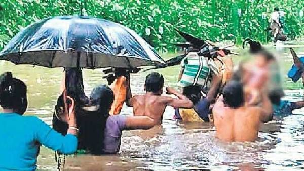 చనిపోయిన మహిళ చివరిచూపు కోసం... వాగుదాటి ప్రాణాలకు తెగించి సాహసం చేసిన చత్తీస్​గఢ్ గిరిజనులు