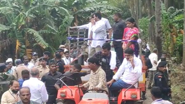 జగన్ మరో కొత్త ప్రయోగం-కలెక్టర్లకు గోదావరి బాధితుల రేటింగ్-భారీవర్షంలోనే ఓదార్పు