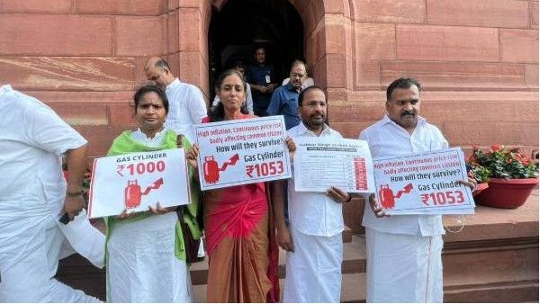 పార్లమెంటులో ఆందోళనలు: మాణికం ఠాగూర్ సహా నలుగురు కాంగ్రెస్ ఎంపీలు సస్పెండ్