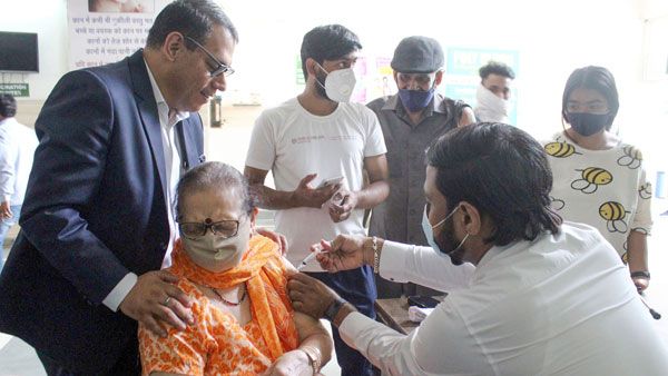 కేంద్రం కీలక నిర్ణయం: జులై 15 నుంచి ఉచిత బూస్టర్ డోసు, 75 రోజులపాటు స్పెషల్ డ్రైవ్