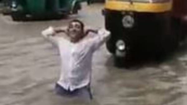 viral video:సూపర్ సామీ, వర్షంలో నిలిచిన ఆటో, దిగి మరీ స్టెప్పులు.. వైరల్