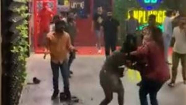 viral video:ఇదేమి విచిత్రం.. ఒకతనిపై ఇద్దరు మహిళల దాడి, అదీ పబ్‌లో.. వైరల్...