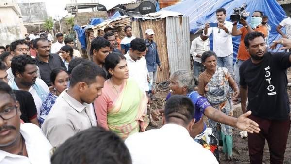 వరద నష్టపరిహారం 25వేలు; టీఆర్ఎస్ పార్టీ ఖాతానుండి ఇవ్వాలి: వైఎస్ షర్మిల డిమాండ్