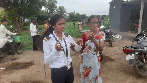 కుప్పకూలిన స్మాల్ ట్రైనర్ ఎయిర్‍‌క్రాఫ్ట్: గాయాలతో బయటపడ్డ మహిళా పైలట్