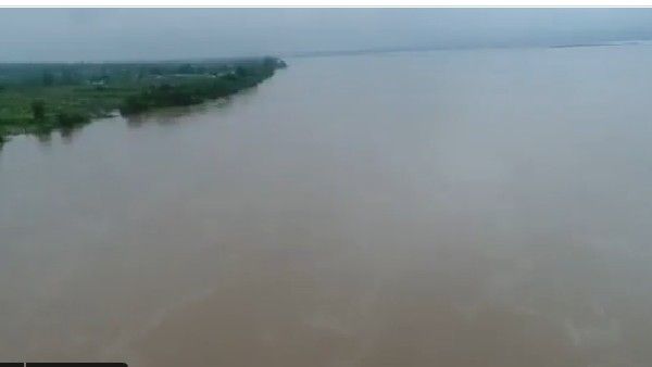 గోదావరికి వరద ఉధృతి: పోలవరం, ధవళేశ్వరం గేట్ల ఎత్తివేత: పలు గ్రామాలకు రాకపోకలు బంద్