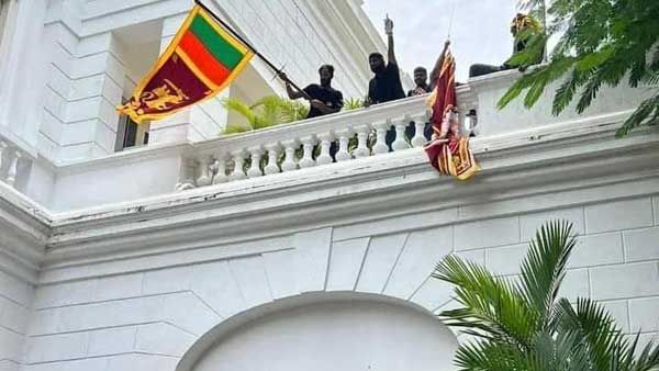 శ్రీలంక అధ్యక్షుడు గోటబాయ పరార్-అంబులెన్స్ లో- అధ్యక్ష భవనంపై నిరసనకారుల దాడితో