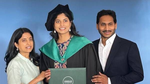 హర్షా ... నిన్ను చూసి గర్వపడుతున్నా : కుమార్తె ను చూసి మురిసిన జగన్ - భారతి..!!