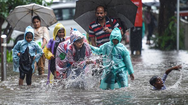 తెలంగాణాలో కుండపోత వర్షాలు.. తొమ్మిది జిల్లాలకు రెడ్ అలెర్ట్; మరో మూడురోజులూ ఇదే పరిస్థితి!!