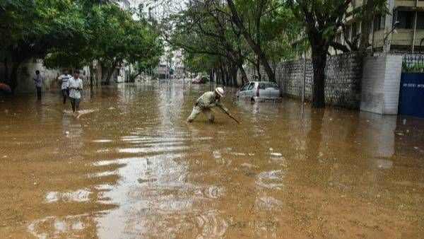 తెలంగాణాలో కుండపోత వర్షం: నేడు 21జిల్లాలలో భారీవర్షాలకు ఛాన్స్, మరో మూడురోజులూ ఇంతే!!