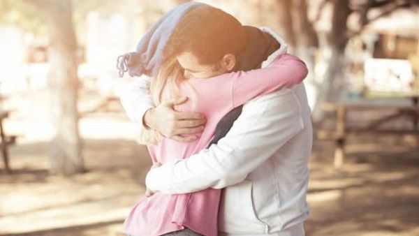 Viral News: కౌగిలింతకు రూ.7 వేలు.. కేవలం గంట మాత్రమే..