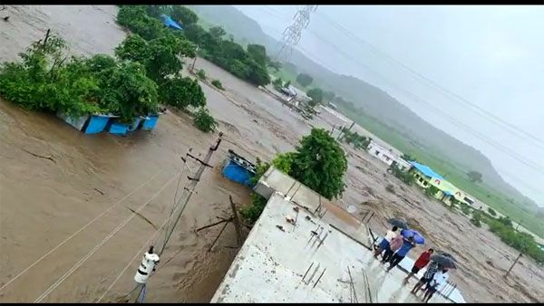 వీడియో: కడెం ప్రాజెక్టుకు పోటెత్తిన వరద, 1995 తర్వాత ఈ స్థాయిలో నీరు..