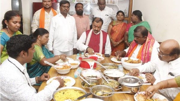 హైదరాబాద్: దళిత నేత ఇంట్లో యూపీ డిప్యూటీ సీఎం భోజనం, హారతులు పట్టారు