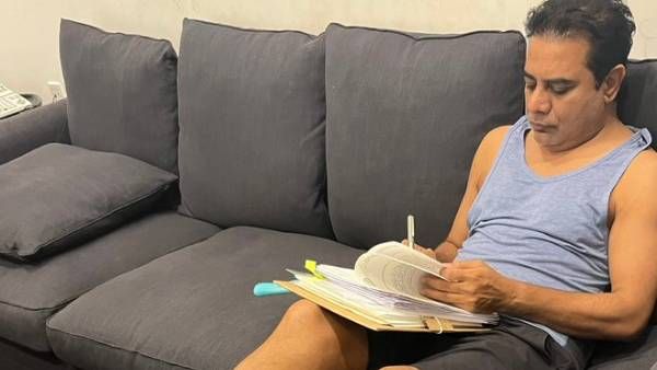 ఒంటిపై బనియన్.. సోఫాలో కూర్చొని ఫైల్స్ వర్క్.. మంత్రి కేటీఆర్ ఫోటో వైరల్