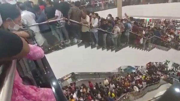 viral video:అర్ధరాత్రి మాల్‌లో జనం చూశారా..? క్రౌడ్ మాములుగా లేదుగా, రీజన్ ఇదే..