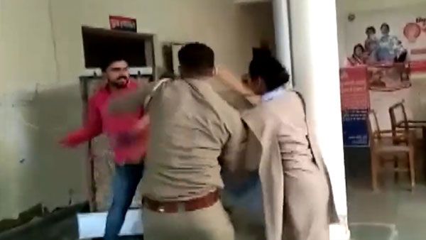 పోలీస్‌స్టేషన్‌లోనే పోలీస్‌ను చితగ్గొట్టిన వ్యక్తి.. వీడియో వైరల్; సోషల్ మీడియాలో నెటిజన్ల రచ్చ!!