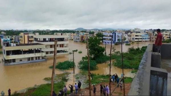 మంచిర్యాలను ముంచెత్తిన వరద; జలదిగ్బంధంలో స్థానిక ఎమ్మెల్యే ఇల్లు; పరిస్థితి ఇదే!!