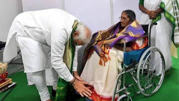 మోడీ పాదాభివందనం.. ఆమె ఎవరంటే..? బెలూన్ ఇష్యూపై ఎస్పీజీ సీరియస్