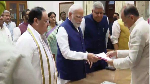 ప్రధాని మోడీ సమక్షంలో నామినేషన్ దాఖలు చేసిన ఎన్డీఏ ఉపరాష్ట్రపతి అభ్యర్థి జగదీప్ ధన్‌కర్