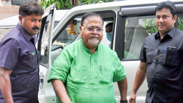 స్కూళ్ల కుంభకోణం: మంత్రి అరెస్ట్: ముఖ్యమంత్రి మెడకు రాజకీయ ఉచ్చు